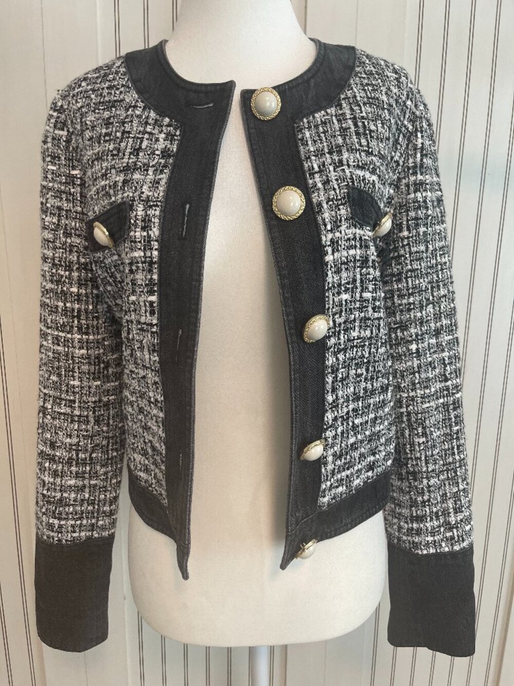 GUESS XS Black White Tweed Jacket Gold Pearl Button Bouclé  Style